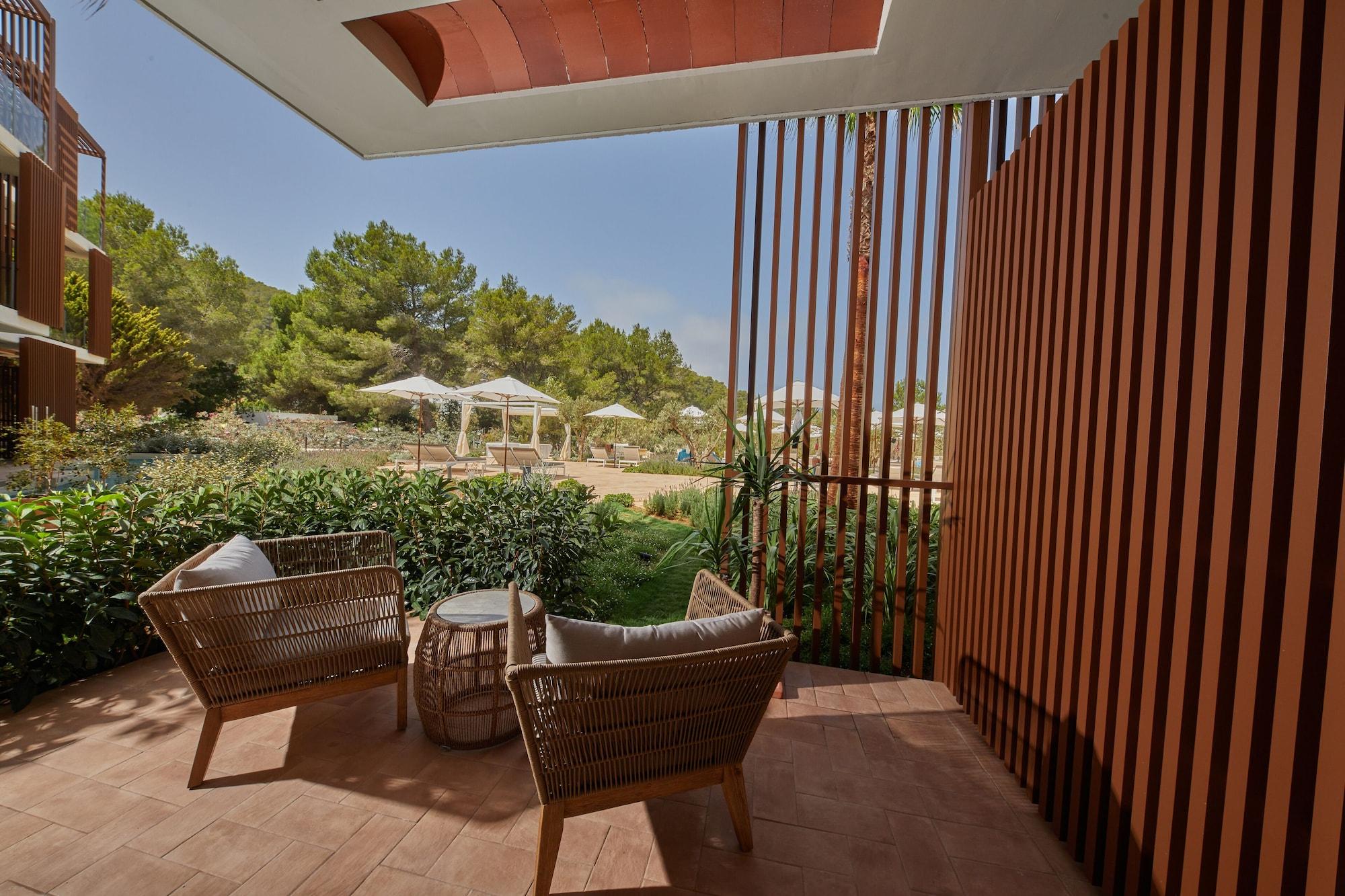 Cala San Miguel Ibiza Resort, Adults Only, Curio Collection By Hilton Port de Sant Miguel Εξωτερικό φωτογραφία Terrace of a suite