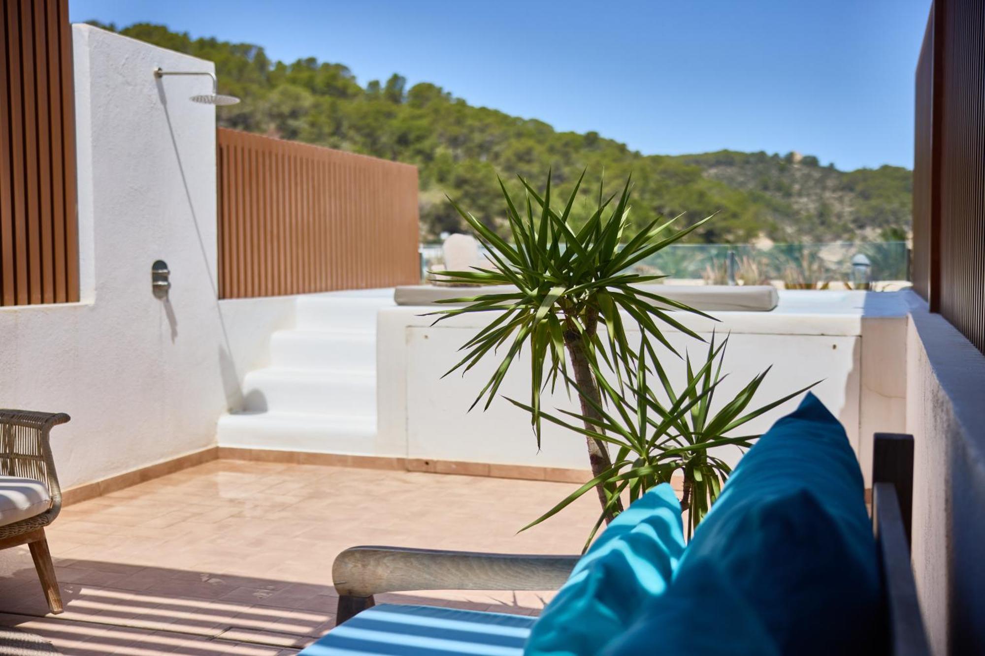 Cala San Miguel Ibiza Resort, Adults Only, Curio Collection By Hilton Port de Sant Miguel Εξωτερικό φωτογραφία A private shower at a campsite